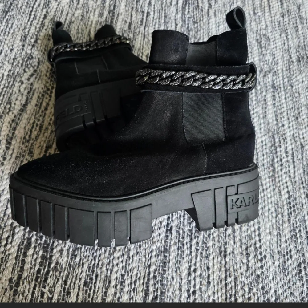 Karl Lagerfeld Black Suede Platform Chelsea Boots w/ Chain Detail 6.5 Fit Like 7